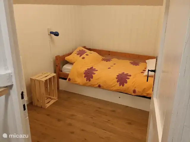 in deze knusse slaapkamer zijn twee eenpersoonsbedden beschikbaar. ook is hier een grote inbouw-kledingkast.
